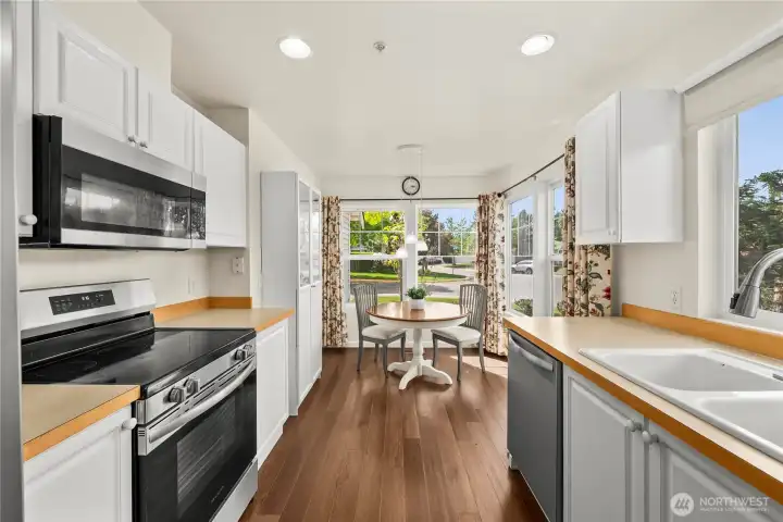 Light & bright kitchen with new appliances and eating area