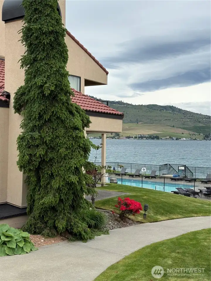Studio condo-448 sf--Expansive views of Lake and pool.