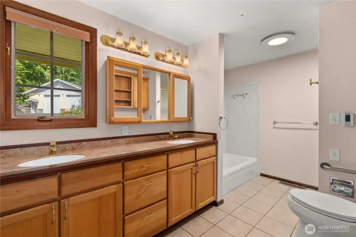 Primary Bath w/separate tub and walk in shower