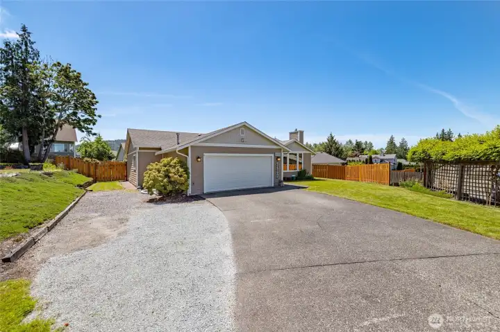 Tons of parking! Room for RV and gate to back yard Tons of parking! Room for RV and gate to back yard