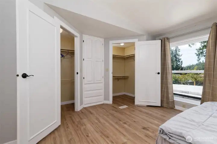 2 walk-in closets 2 walk-in closets