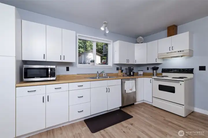 Guest cottage with full kitchen & laundry Guest cottage with full kitchen & laundry