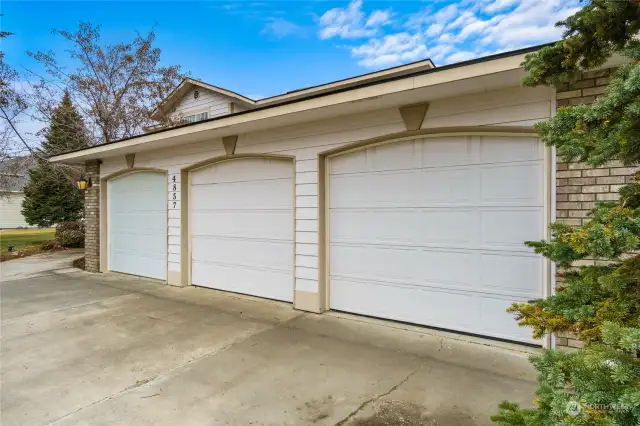 Outdoor 3 Car Garage