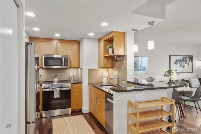 Kick back at this casual eating bar, topped with beautiful granite counters, where friends can hang out while you and your sous chef whip up something tasty. It's the perfect spot for laid-back gatherings, with great food and easy conversation all in one place.