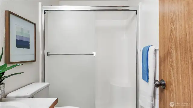 Hallway Bathroom. New Laminate Installed April 2025