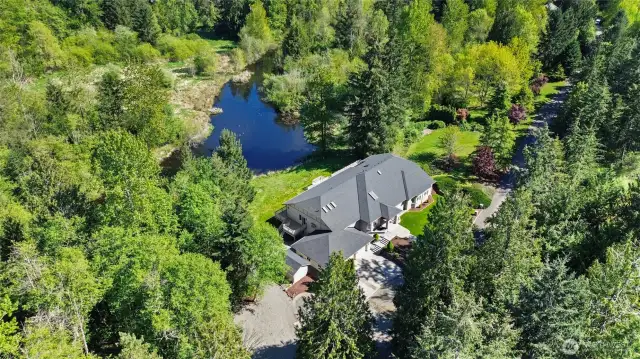Private Estate On 7.5 Acres With Spring Feed Lake & Apartment