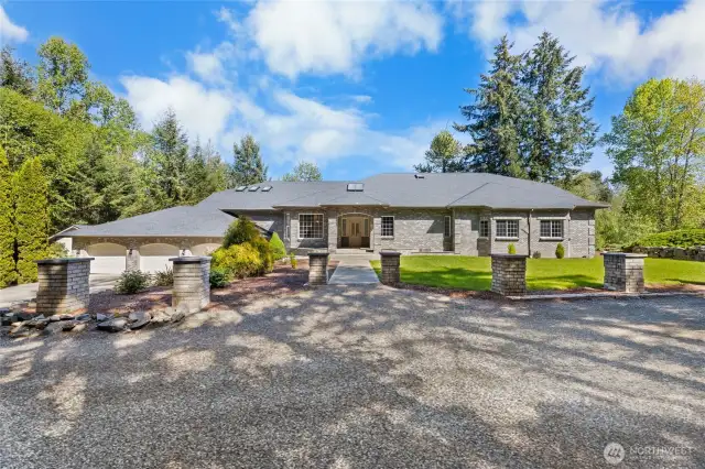 Private Estate On 7.5 Acres With Spring Feed Lake & Apartment