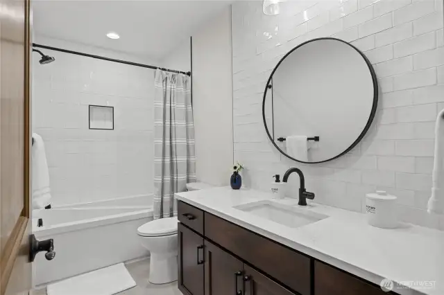 Upper level guest bath