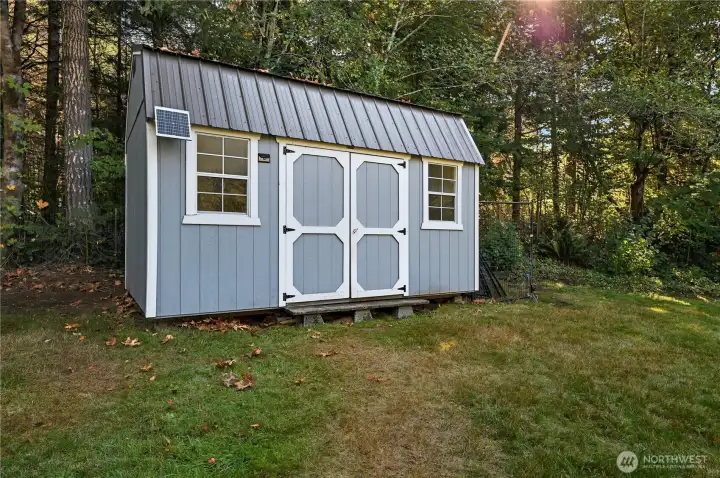Garden shed is spacious enough for all the outdoor tools ... or even could be modified for a hobby shed. It's locked until mutual acceptance is reached.