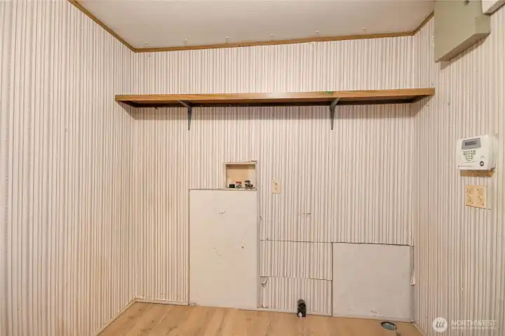 Utility room, mud room, laundry room