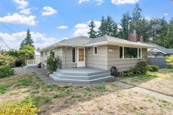 Large Trex front deck.
