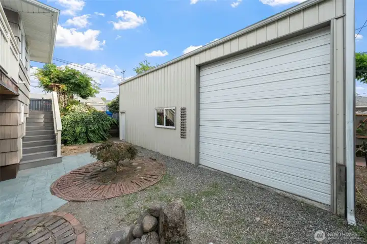 Oversized detached 3 car garage opem to dead end alley  Three car garage with rear sided door opening up to back yard.