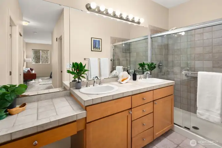 Enjoy the bath with walk-in shower