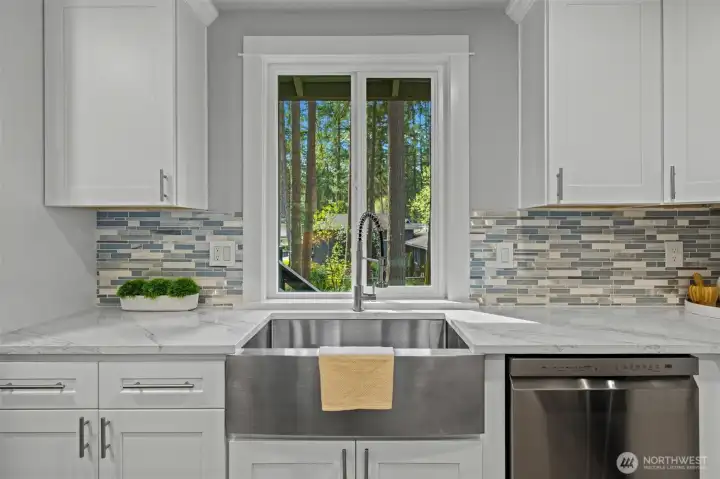 Love this stainless sink and just look at that backsplash!