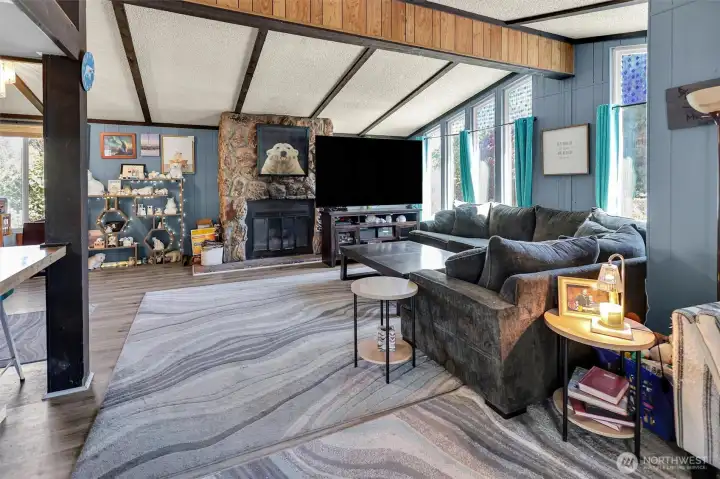 Light and Bright Living Space!