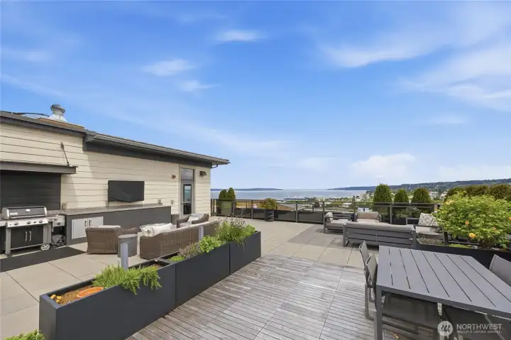 Imagine entertaining with this incredible view! Imagine entertaining with this incredible view!