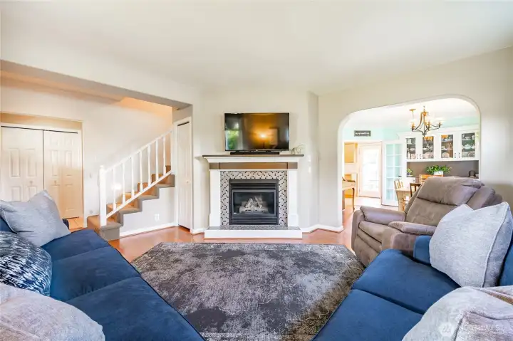 Good size living room w/cozy gas fireplace and lovely archway leading to large dining room