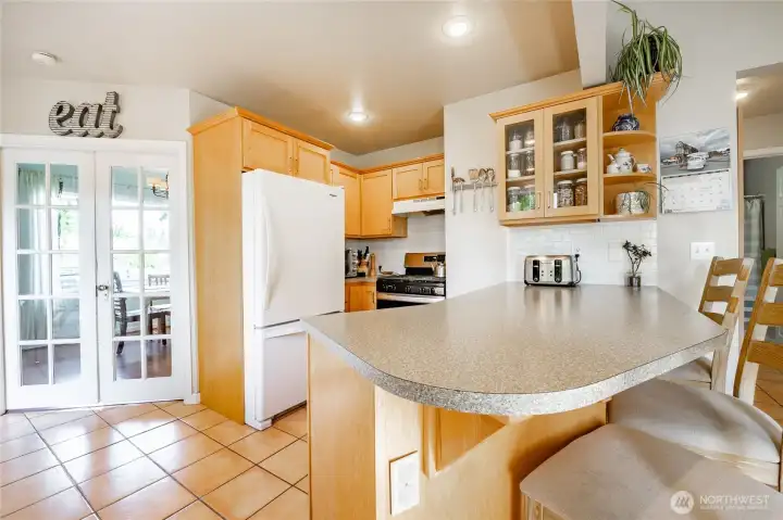 Kitchen updated in 99, nice full height tile backsplash, large eat-in peninsula