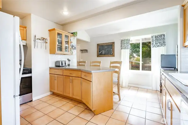 Extra nook/flex area off back end of kitchen