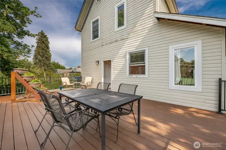 Great size deck off back of home