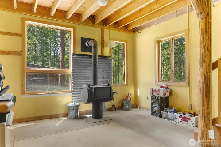 Wood stove heats the shop space. No water hook up. Wood stove heats the shop space. No water hook up.