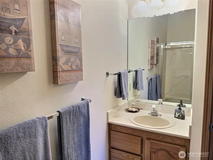 Full Bathroom (upper) Full Bathroom (upper)