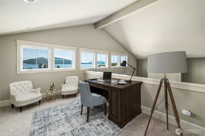Loft w/Virtual Staging Loft w/Virtual Staging