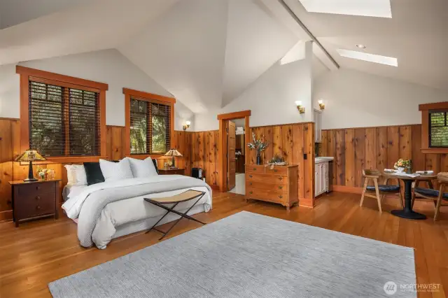 Carriage House guest suite with full bath and jetted tub.