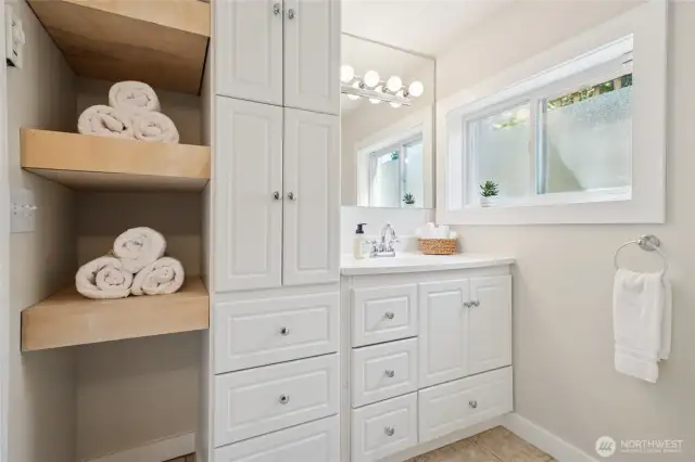 Lower level full bath.