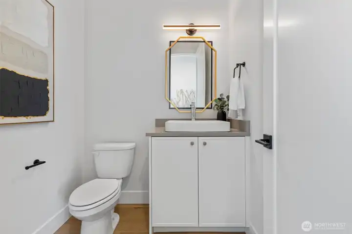 Main level 1/2 bath