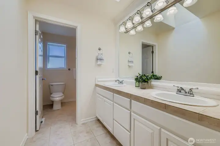 2nd floor full bathroom
