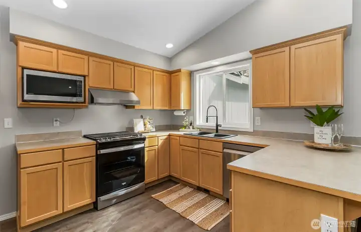 Plenty of counter space, very functioning kitchen