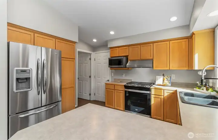 The lighting is great in here, the fridge is huge. New dishwasher