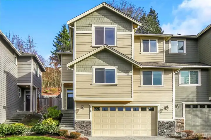 Ideally situated just a short drive from Downtown Everett, this well-appointed 3-bedroom, 2.5-bathroom home delivers the comfort, convenience, and lifestyle today’s buyers are looking for.