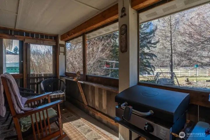 Awesome screened-in porch.