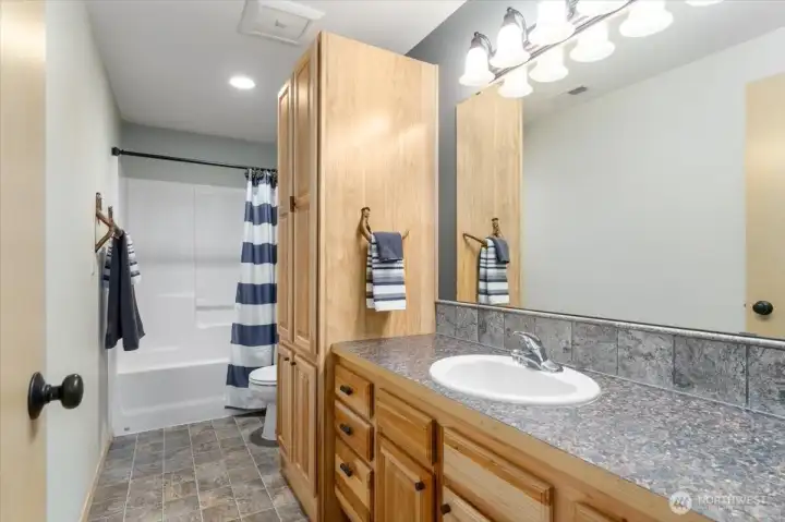 Full guest/2nd bathroom with lots of storage.