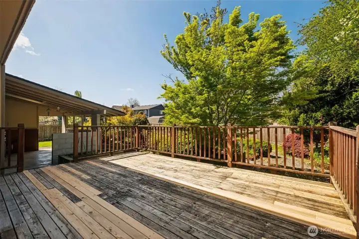 Large deck off of the Family room.