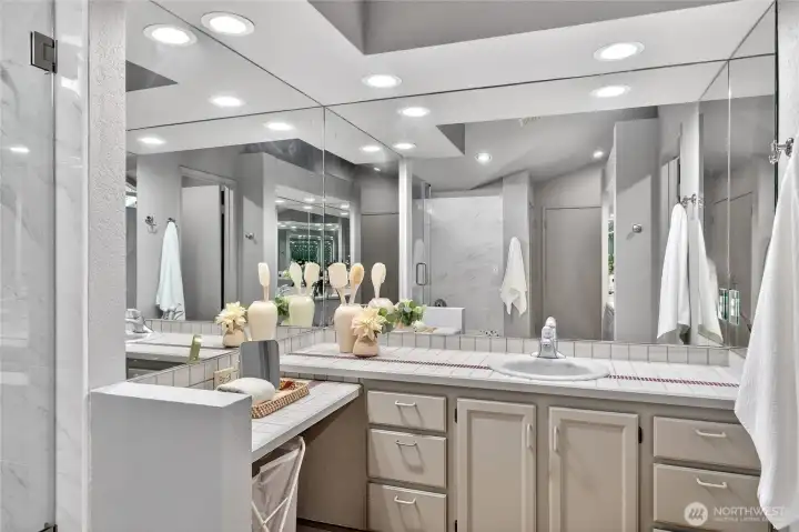 Spacious primary bath with extended vanity, ample storage & great lighting. Clean finishes & functional layout create a bright, comfortable space.