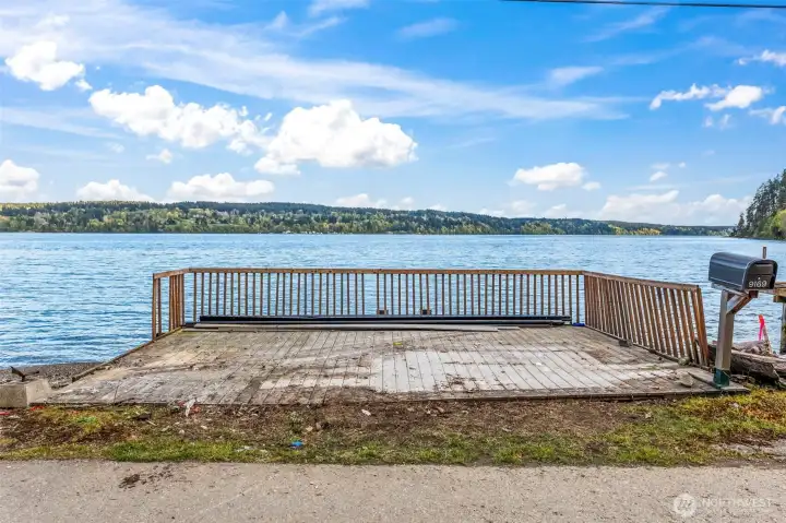 Imagine relaxing here with your favorite beverage, watching the sea life and listening to the water lap against the shore underneath you!