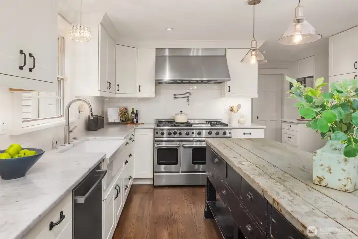 Fire up the professional range, pour a glass, and let the evening unfold — a kitchen designed for the kind of cooking and hosting that brings people together