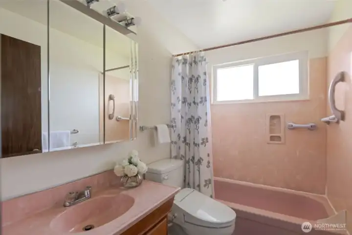 Upstairs Full Bathroom