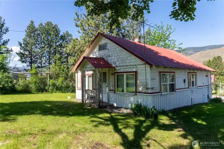 700'+ guest studio has the potential to be a long term rental for property manager.