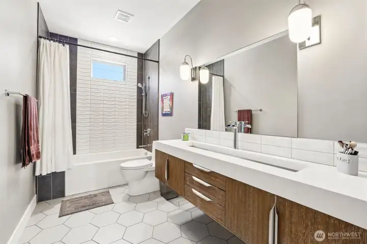 Upstairs full bathroom
