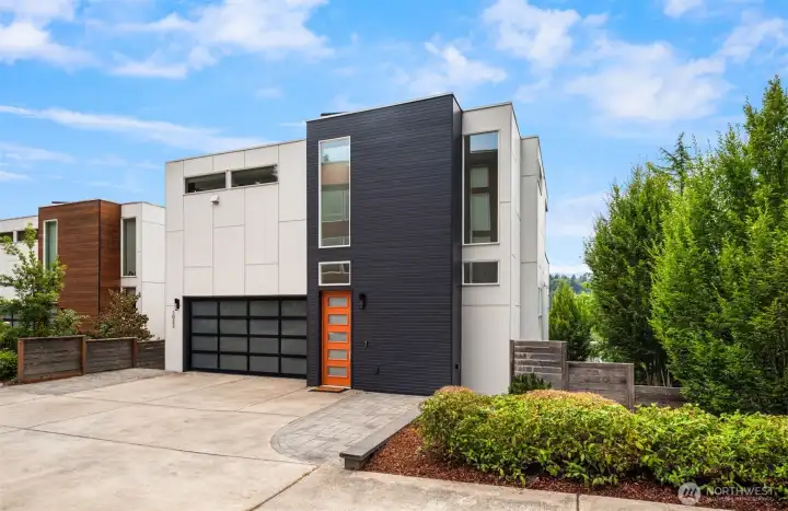 Welcome to 5022 Puget Blvd SW located on a dead end quiet street with level entry and a premier lot.