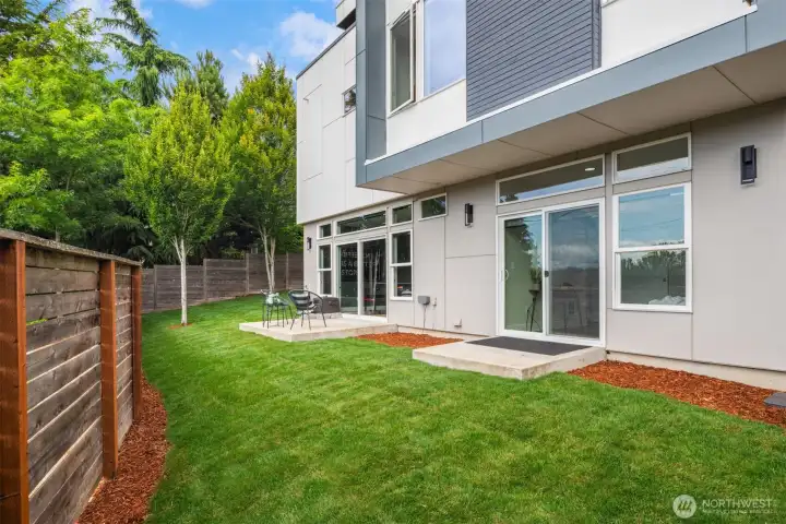 One of the rare moderns that actually have a real yard. This one is full irrigated and fully fenced.