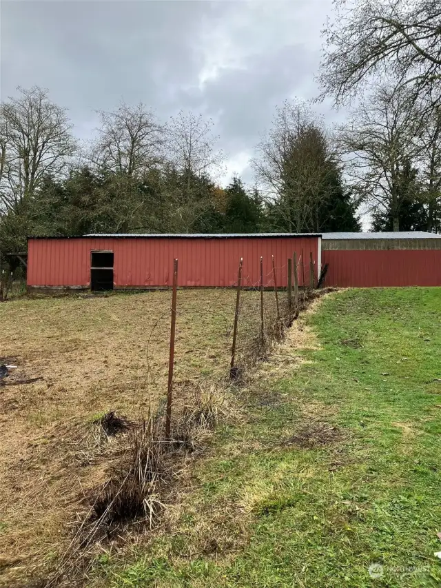 Barn lean to