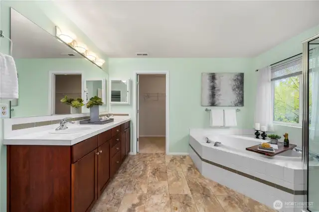 Primary ensuite w/ large walk-in closet