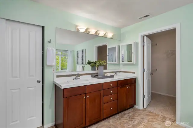 Primary ensuite w/ large walk-in closet