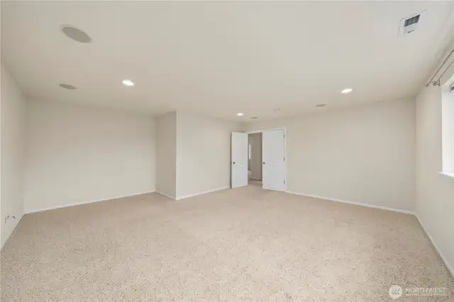 massive upstairs bonus room with dolby digital 7.1 surround, wired for projector & cat 5 wiring