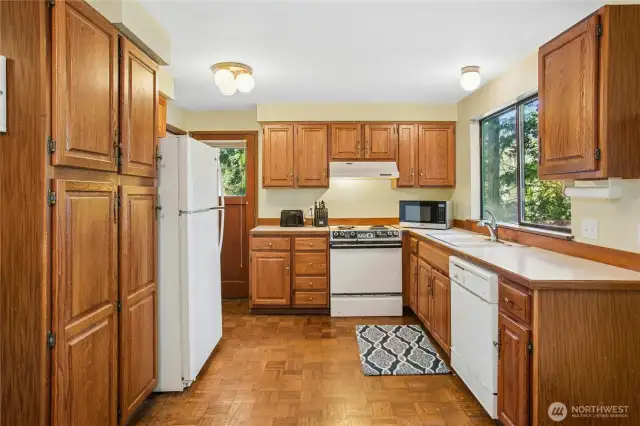 Plenty of storage and large counterspace for your cullinary needs.